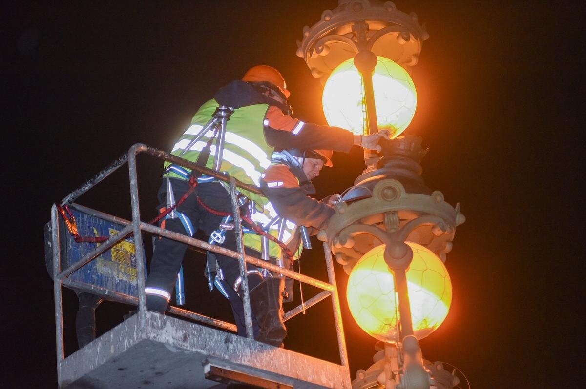 Реставрация светильников Троицкого моста. Фото: пресс-служба «Мостотреста»