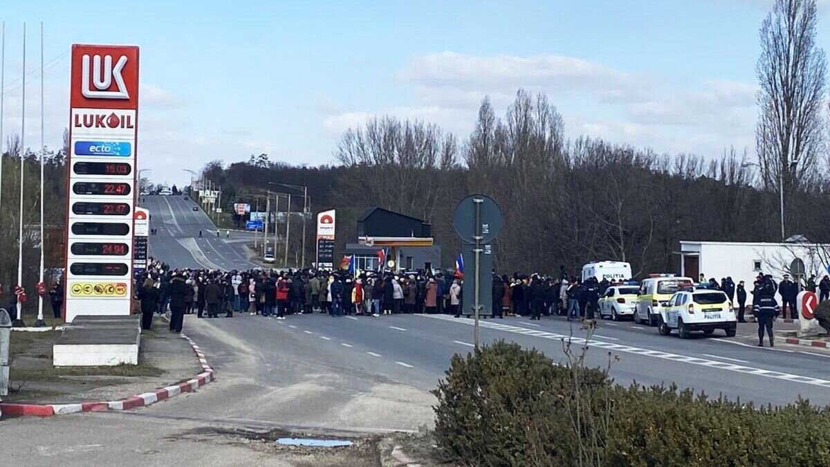    Протестующие, которых высадили из автобуса, блокируют въезд в город Бельцы, Молдавия© Фото очевидца