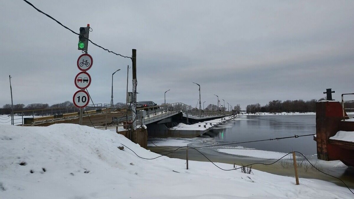     Работы по демонтажу наплавного моста в Павлове начались в понедельник, 27 марта. Об этом нижегородцев предупредила местная администрация.