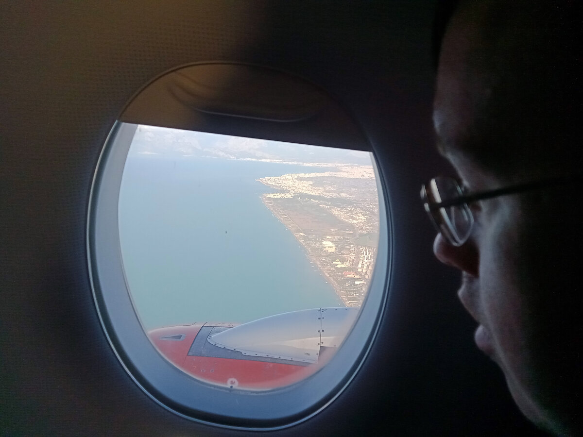 В иллюминаторе уже Анталья. Фото автора