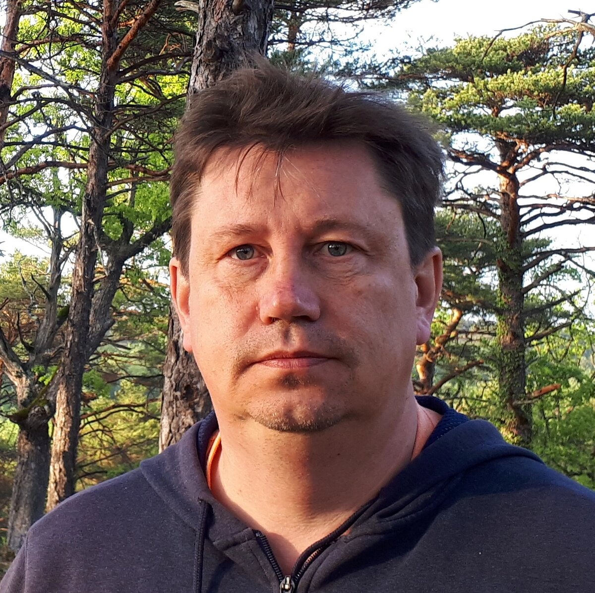 «По первому образованию я - инженер, закончил МГТУ им. Баумана в 1994 г. При этом я всегда интересовался историей. Кроме того, одолевали разные творческие идеи, которые привели меня на Высшие курсы сценаристов и режиссеров, в мастерскую кинодраматургии Л. Голубкиной и О. Дормана, которую я закончил в 2012 г. Принимал участие в создании нескольких игровых и документальных фильмов. Член Союза кинематографистов РФ».