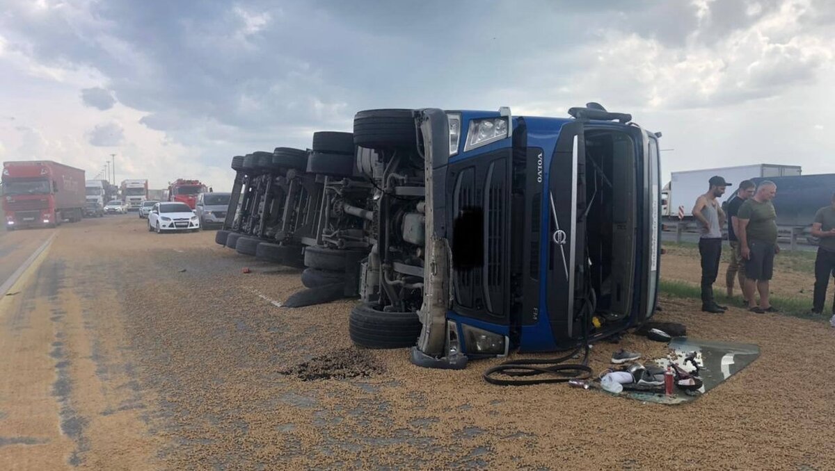     В Ростовской области на трассе М-4 «Дон» произошло ДТП с участием зерновоза и тягача, пострадал один человек, подробностями поделились в пресс-службе ГУ МВД региона.