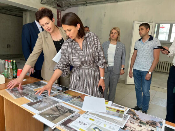    Наталья Кравченко знакомится с оформлением будущей школы