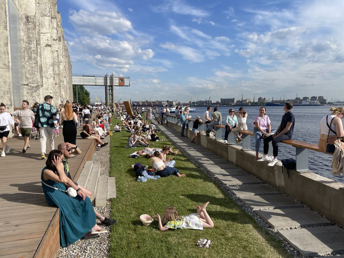 Загорают в Петербурге