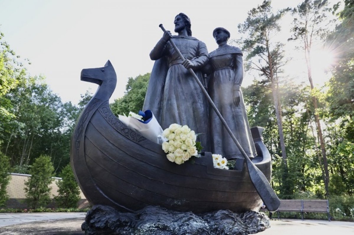    Памятник Петру и Февронии открыли в Петербурге