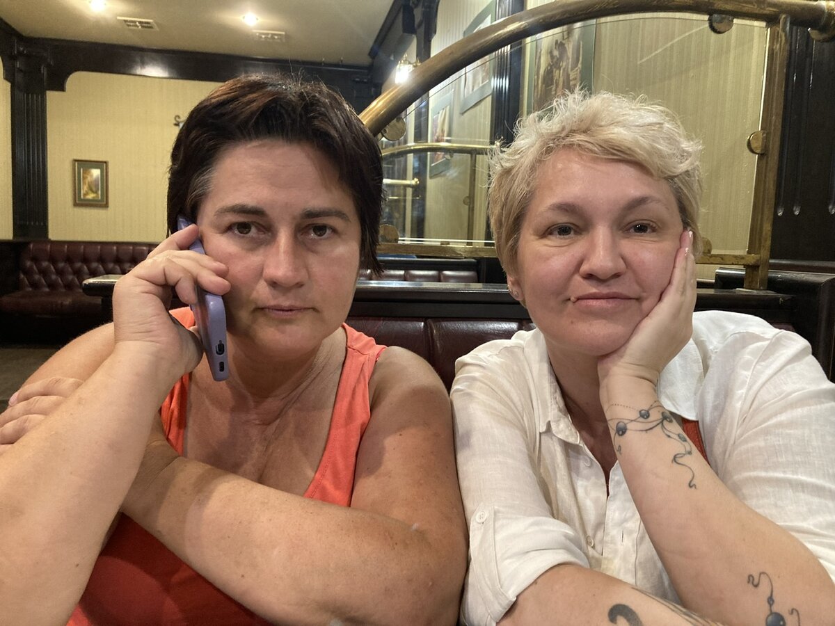 Мы с Женей в кафе Мариуполя. 