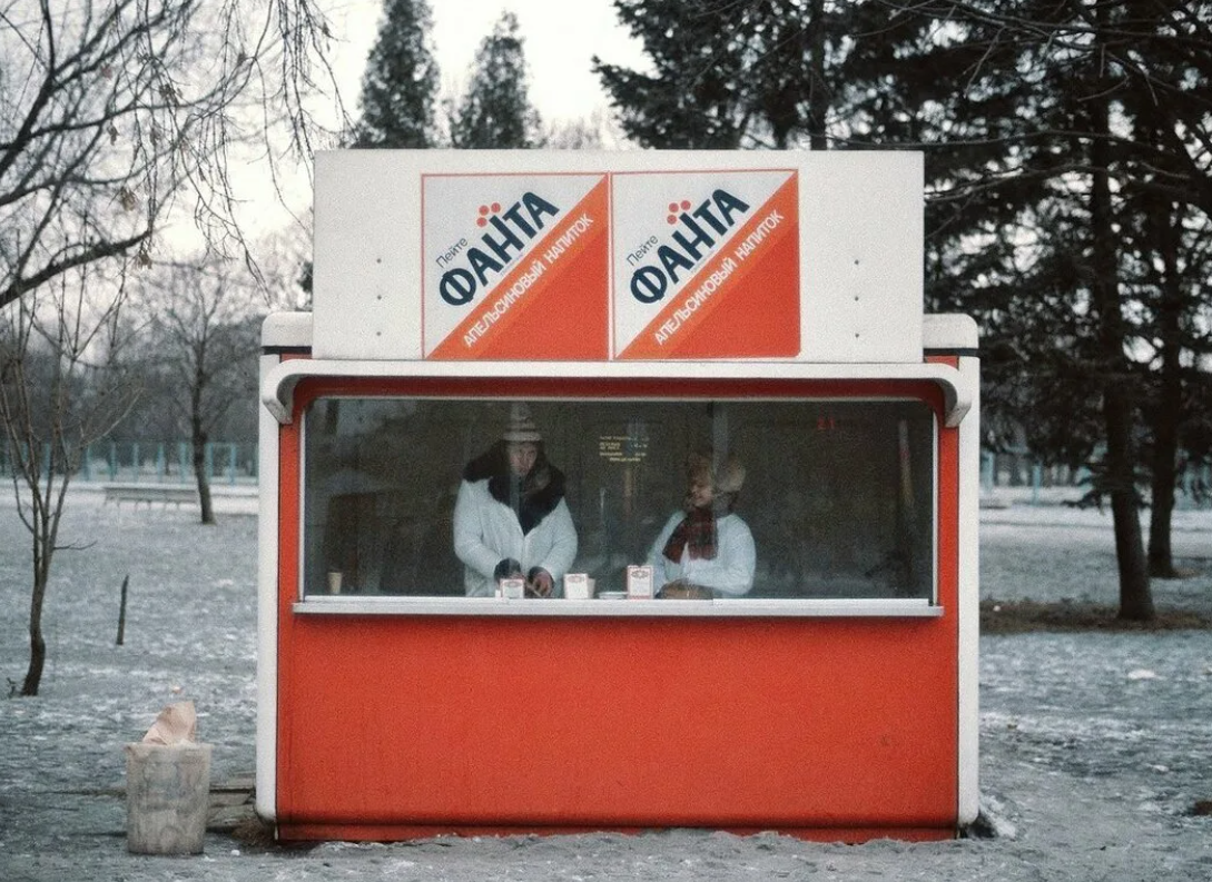 Реклама 1980 годов. Фанта и пепси в СССР ларьки. Палатка пепси кола СССР. Советский киоск. Советские ларьки и киоски.