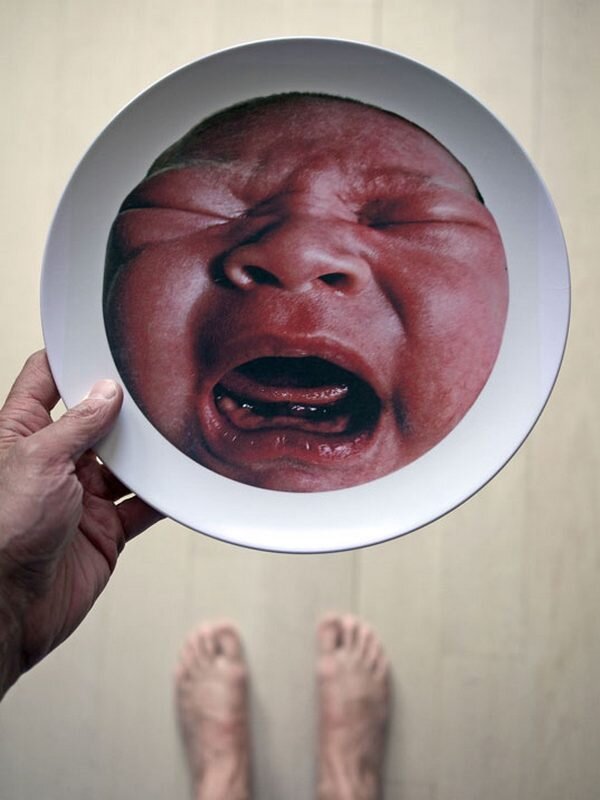 «Я сделал тарелки с принтом. Я думал, что это было очень смешно, но Карле было не до смеха и она не оценила шутки». Photo by Phillip Toledano