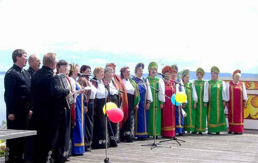 Рассказ из жизни // На фото: Хор "Русское поле" на выезде
