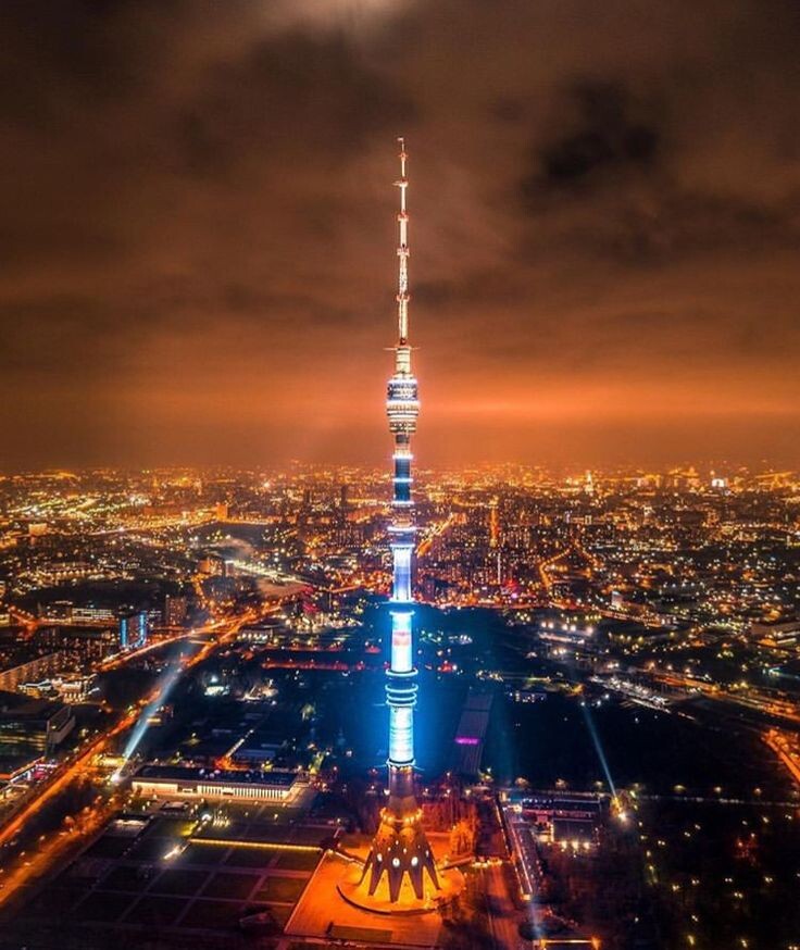 Останкинская телебашня на фоне ночной Москвы. Фото из открытых источников. 