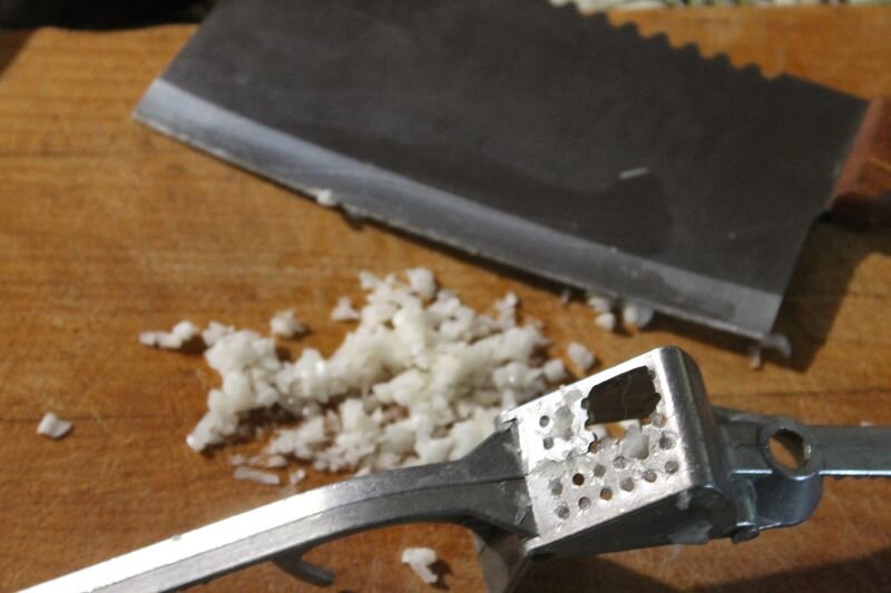 старый пресс приказал долго жить. как так-то - чеснок сильнее металла!?