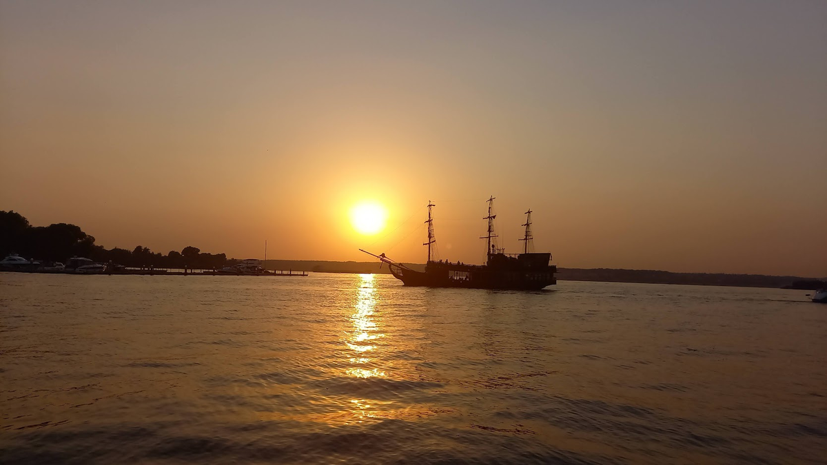 Кораблик на воде. Фото автора.