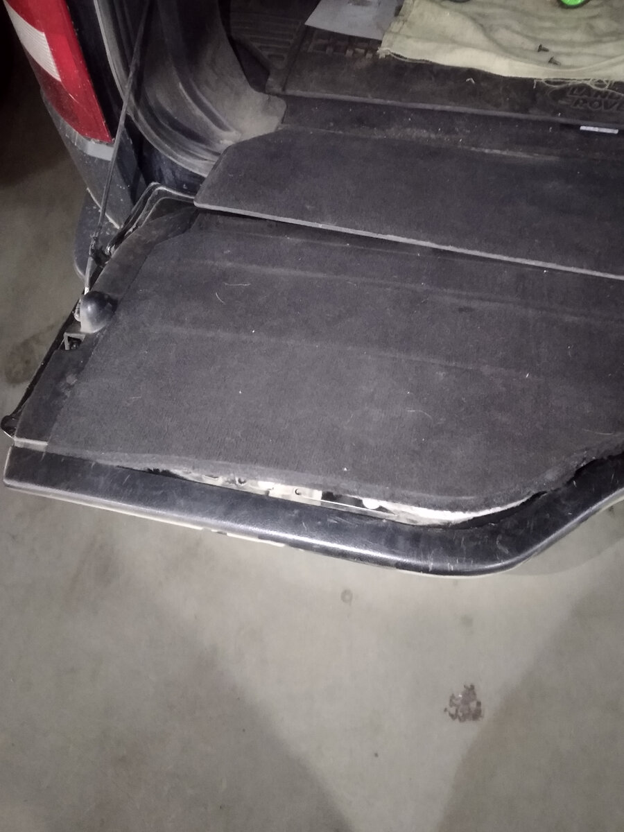 Аккуратно вытащить панель отделки нижней двери