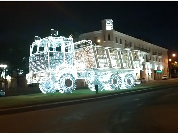 Недалеко от Минского автозавода (МАЗ) расположилась эта сверкающая машинка. Фото автора.