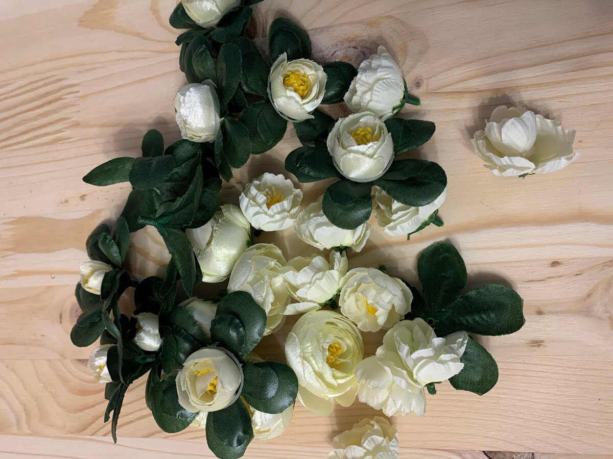 Посмотрим пошаговый процесс, как сделать ободок с розами:
