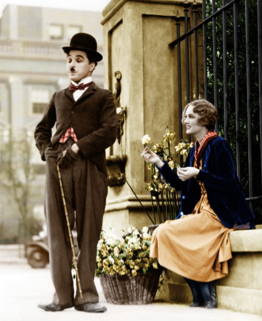 Колоризированный кадр из фильма "Огни большого города"