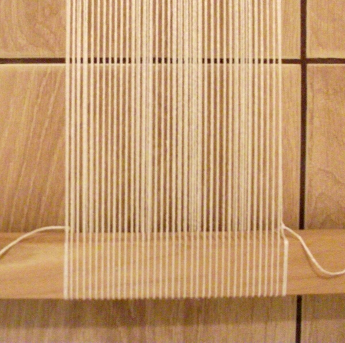 Основа натянута на станок. В данном случае используется маленькая рамка без ножек.