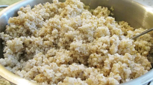 1. Ячневая каша на воде.  Вам понадобятся: ячневая крупа (150-200 грамм), вода (500-600 мл.).  Приготовление: промытую крупу высыпаем в кипящую воду и варим (на  медленном огне) до готовности.