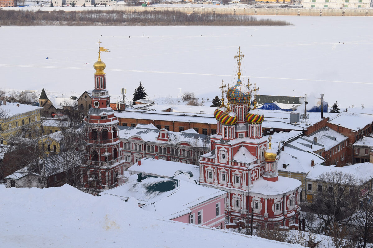 Ранние морозное утро в Нижнем Новгороде на месте сбора