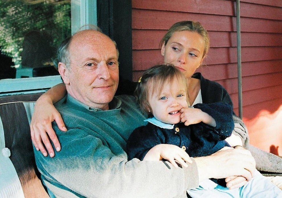 В 1960 г. 20-летний Иосиф Бродский впервые выступил на большой сцене, прочитав перед зрителями свой стих «Еврейское кладбище». После этого разразился большой скандал приведший к первым проблемам с властями.Бродский с женой Марией Соццанни и сыном
