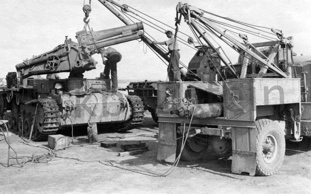 Процесс изготовления 15 cm sIG 33 auf Fgst. Pz.Kpfw.III (Sf), лето 1942 года.