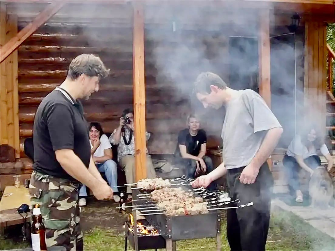 Шашлыки вечером на даче с друзьями