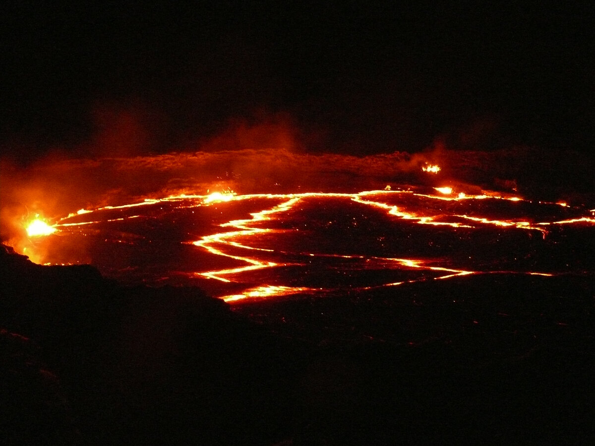 Это просто потрясающе - бурлящее озеро огня. Роковая гора Толкина. А началось мое знакомство с ним так.