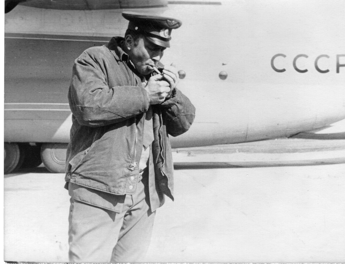 Батя на Сещинском аэродроме, где его и поймал объектив полкового любителя фотографа. 