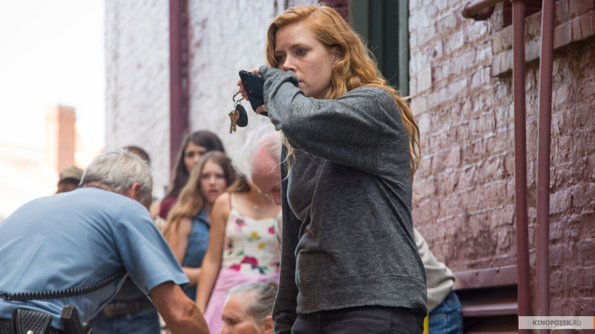 Насколько хорошо мы знаем родных? Почему дети уезжают из провинции? И всегда ли малознакомые люди нам далеки? Нужно ли ждать любви от холодных, токсичных родителей? И вообще, нужно ли наступать на старую, но еще кровоточащую мозоль?