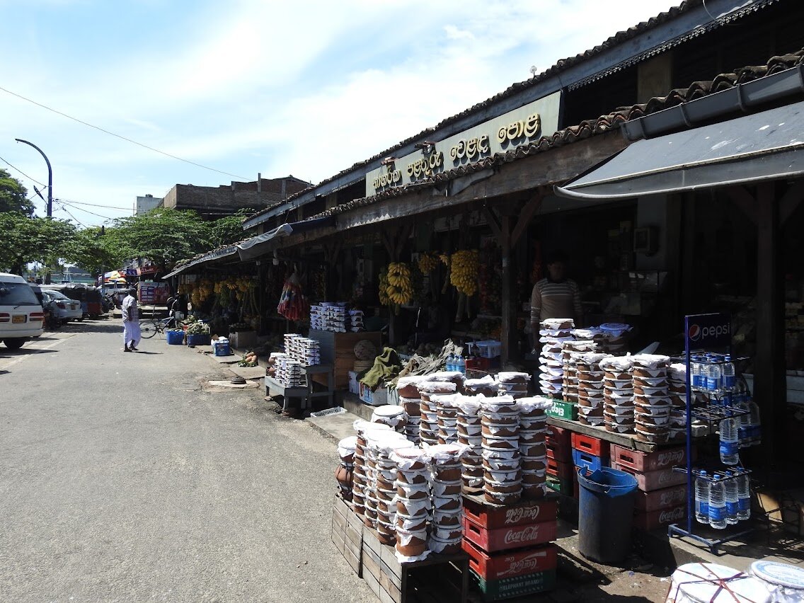 Глиняные горшки с йогуртом на рынке, наверное, целый килограмм.