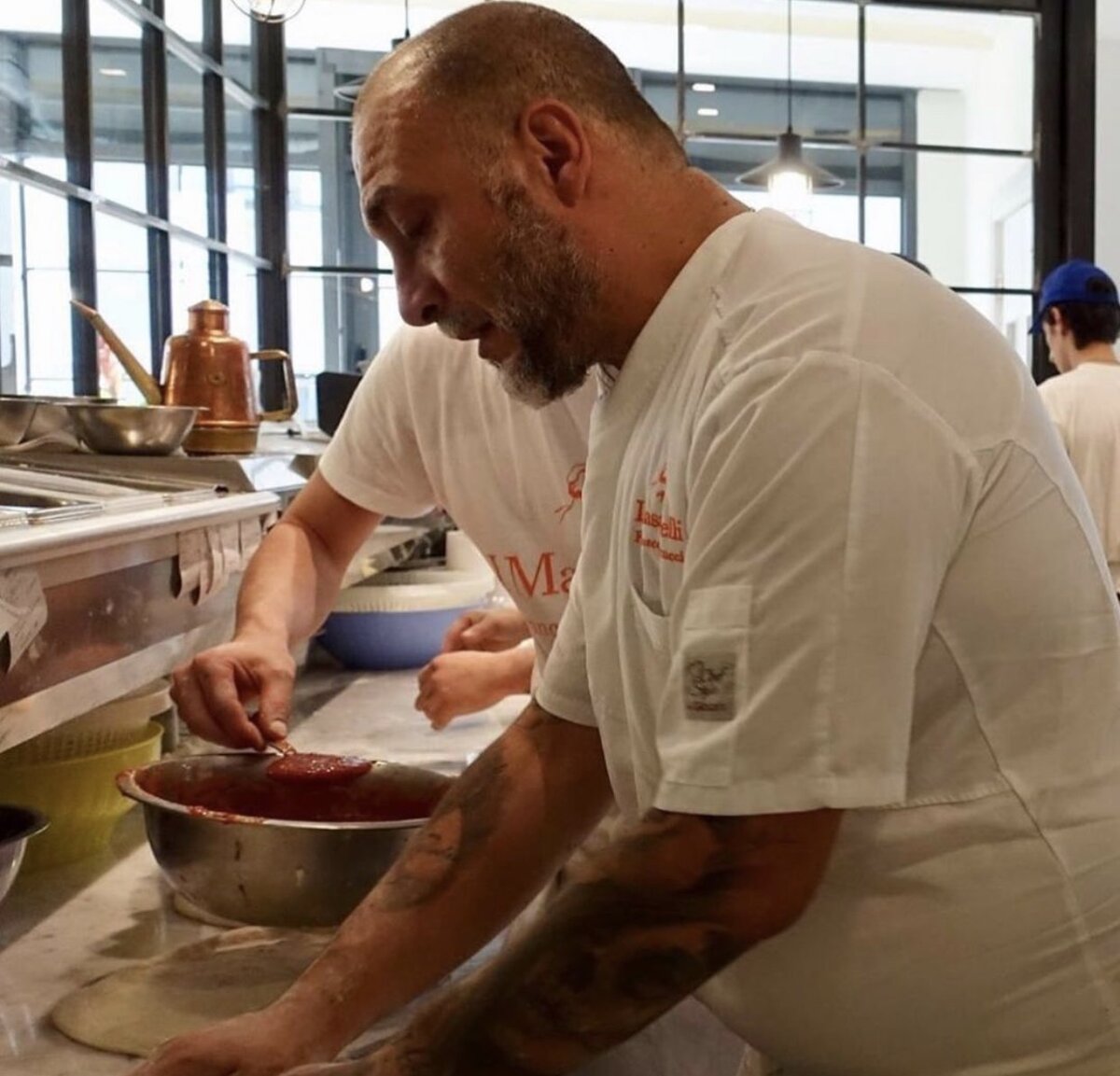 Легендарная стойка пиццерии и её мастер (Фото взято из источников сети интернет) 