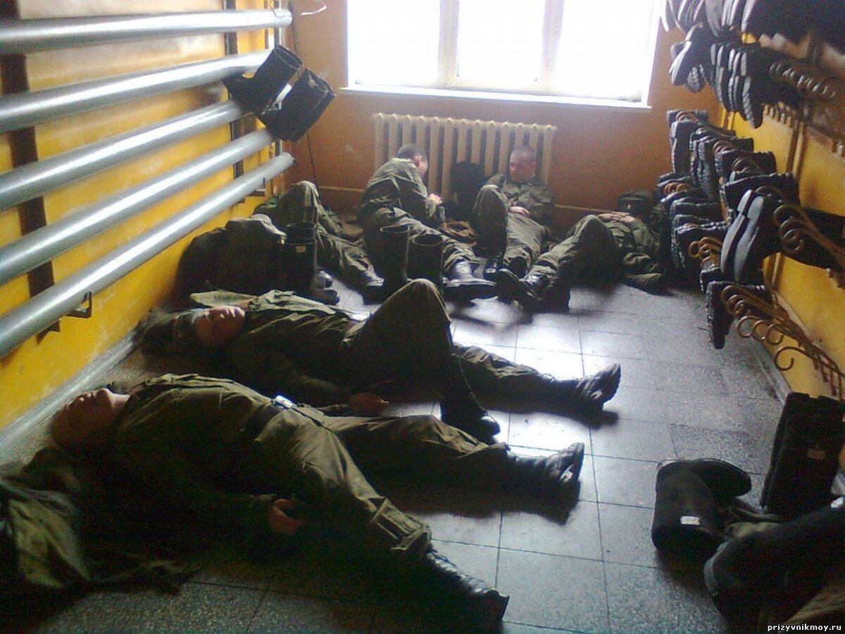 Солдаты в казарме