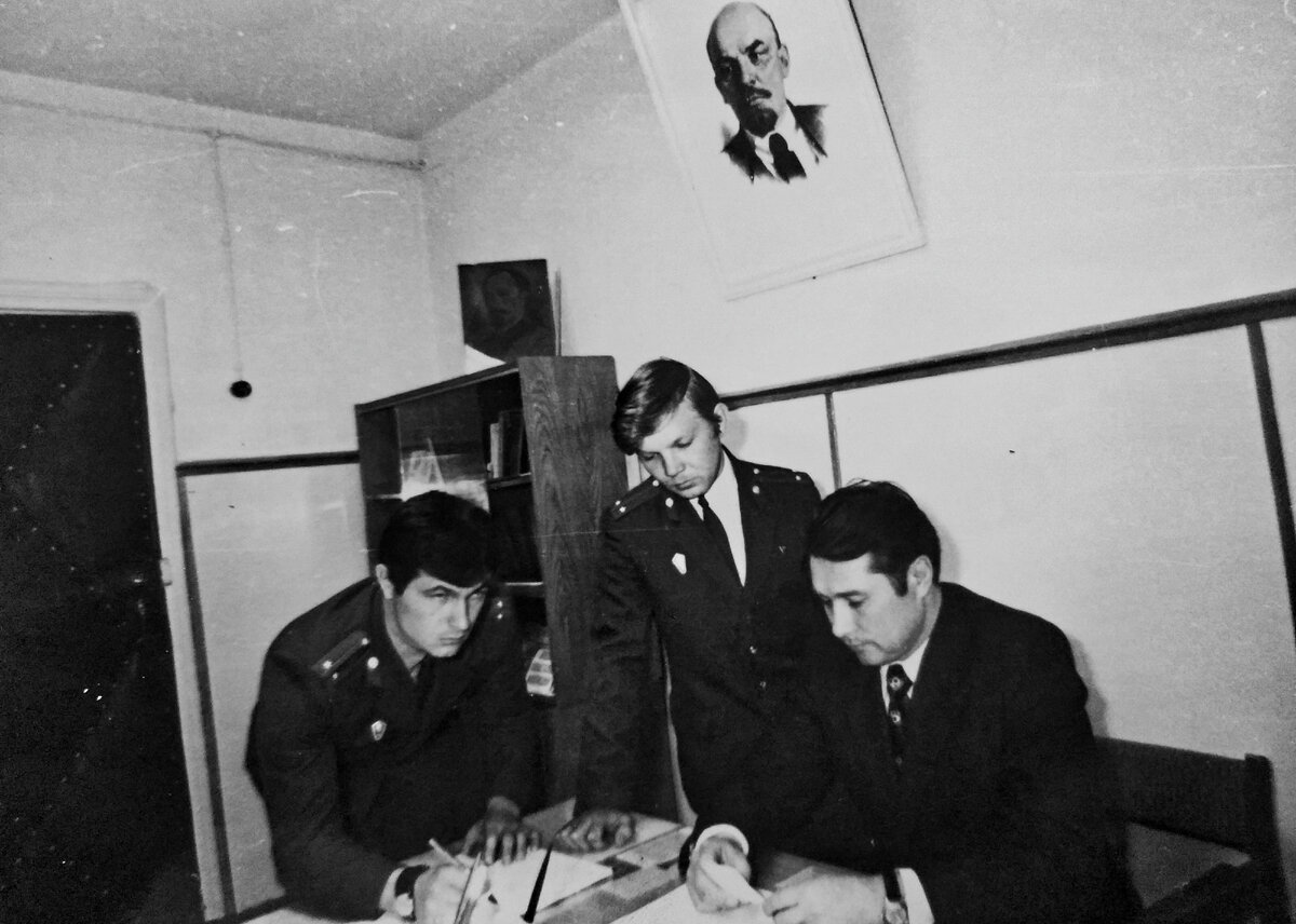 Без "великого и могучего" раскрываемость преступлений в советской милиции была бы на порядок ниже. И сотрудники ОУР об этом всегда помнили! Середина 70-ых. Фото из личного архива автора.