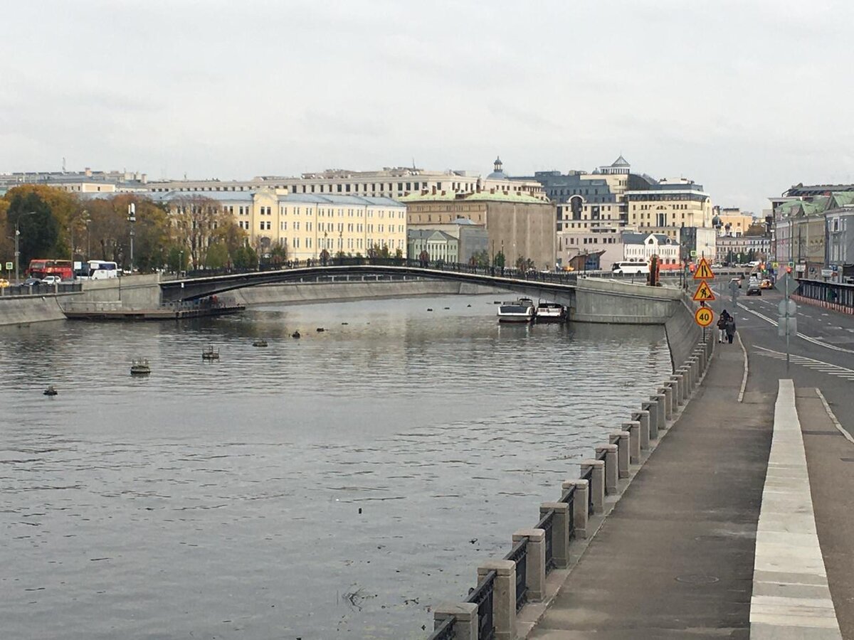 3.Кадашевская набережная и Лужков мост (фото автора).