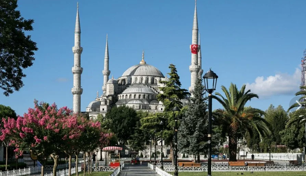 Размеры мечети Султанахмет действительно впечатляют