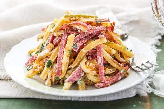 Салат с омлетом и колбасой 