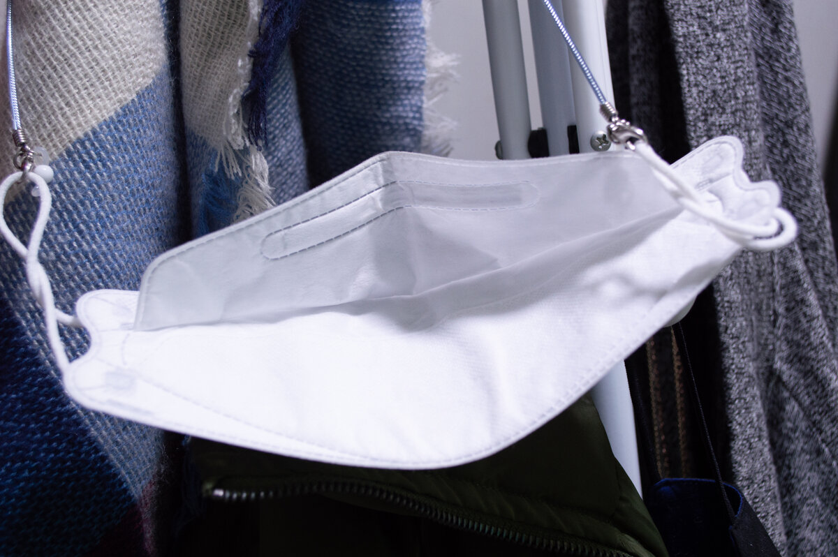 Ношу маску наполовину закрытой, иначе мое лицо полностью закроется маской