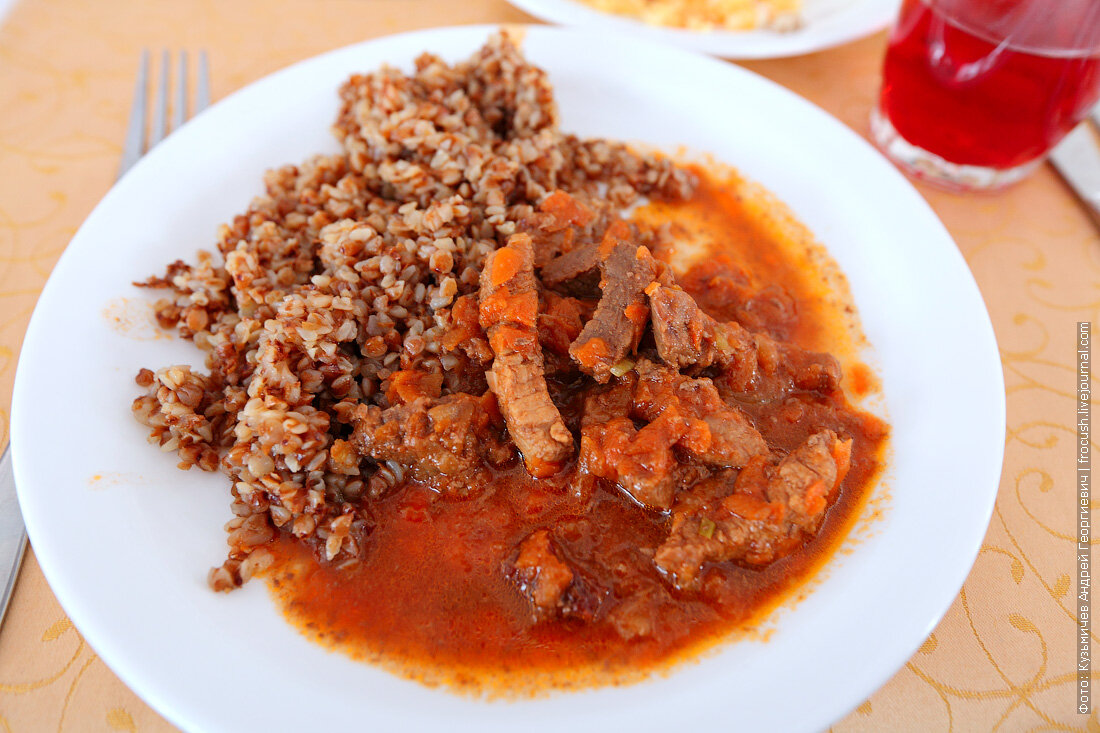 Гречка с подливкой из курицы. Гуляш с подливкой и гречкой. Гречневая каша с подлвой. Гречка со свининой. Гречка с мясом и подливкой.