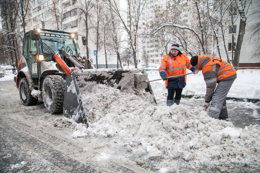 Очистка улиц от снега. Уборка снега. Уборка снега в Москве. Зимняя уборка территории. Уборка снега с дороги.