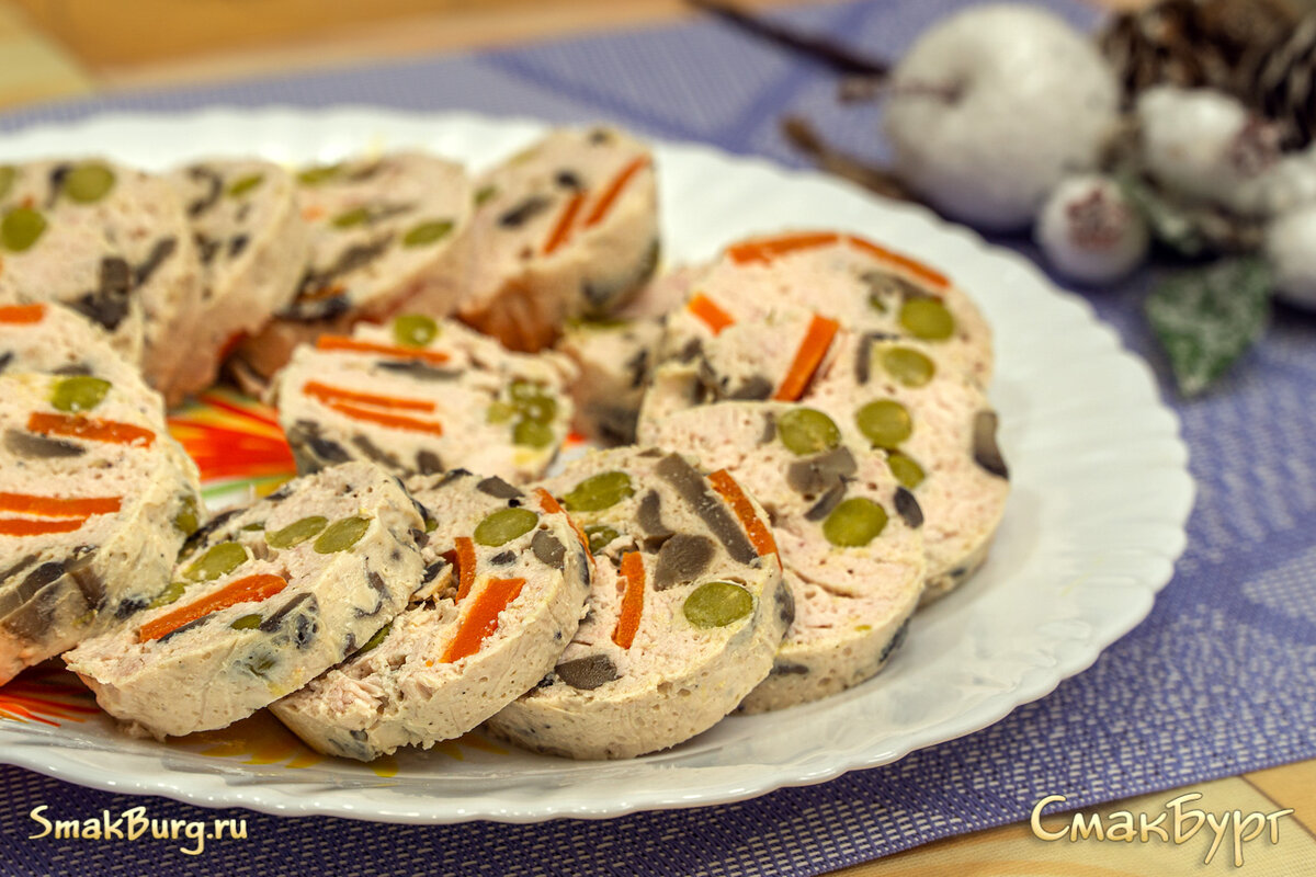 Куриный рулет с грибами и овощами - яркая и оригинальная холодная закуска к праздничному столу