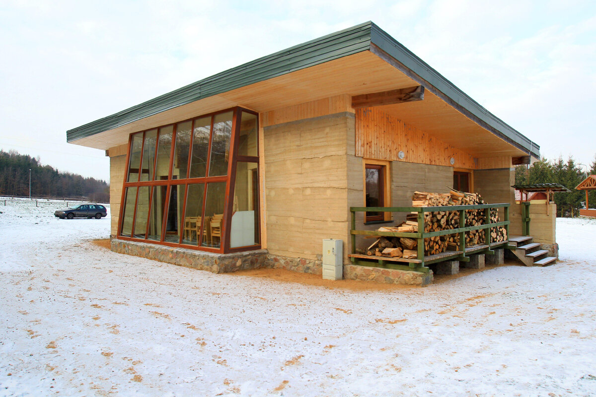 Современный дом с глинобиными стенами