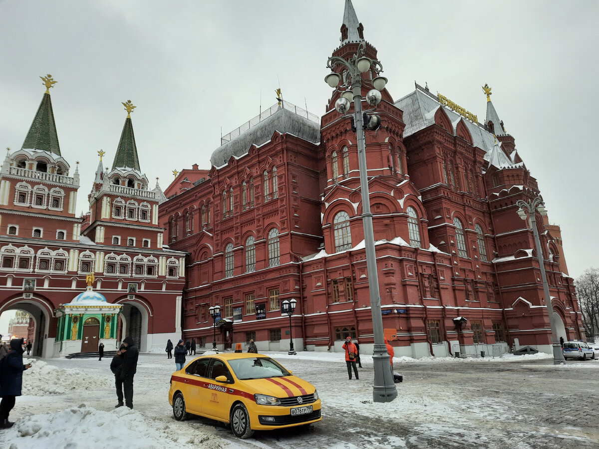 Люди в оранжевых жилетах приглашают на автобусную экскурсию