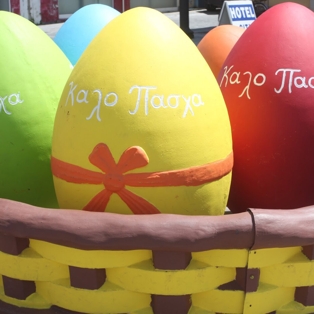 На всех дорогах в городах устанавливаю вот такие огромные яйца в таких же огромных корзинках