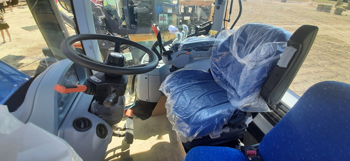 Вот так выглядит рабочее место тракториста