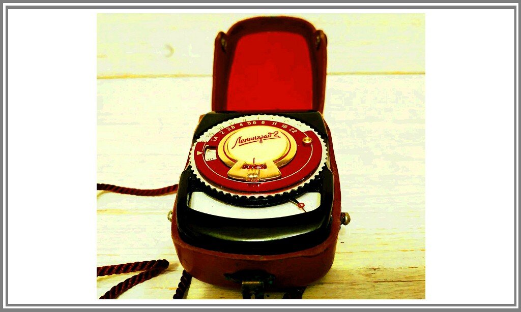 Советский фотоэкспонометр «Ленинград 2». Видна отклонившаяся стрелка, совмещенная с кружочком. Работоспособен и сегодня.