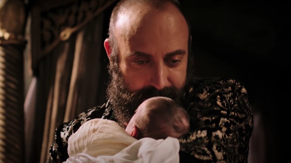 Как не старался в сериале "Великолепный век" Сулейман быть хорошим отцом, но правитель в нем победил. Как и его отец, Сулейман стал причастен к смерти своих шехзаде Мустафы и Баязида. 