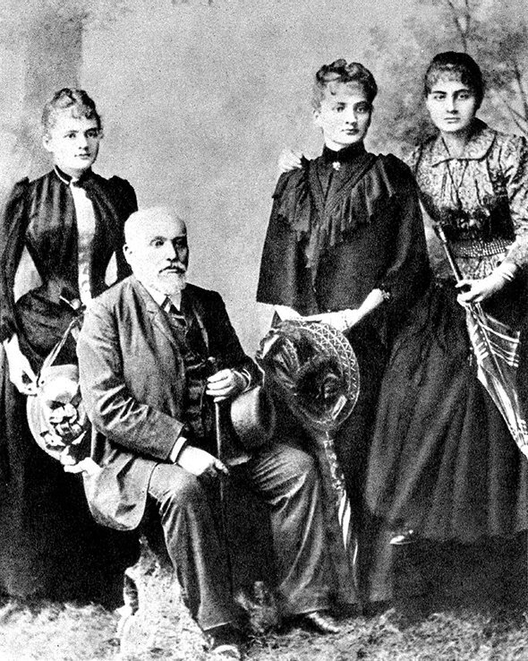 Владислав Склодовский с дочерьми Марией, Брониславой и Хеленой, 1890 год
