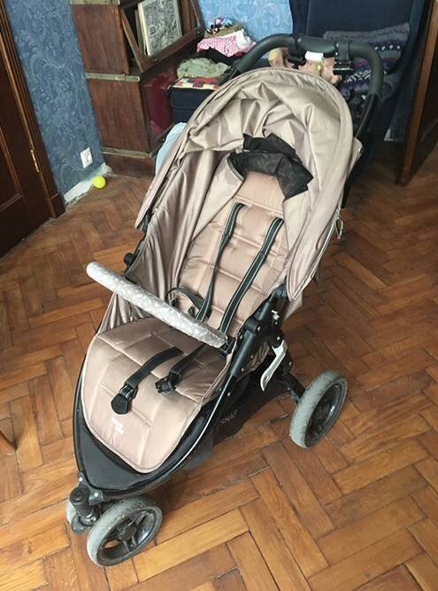 В прогулке малыша уже не защищают высокие бортики, поэтому нужны ремни безопасности: без них ребенок может случайно выскользнуть из коляски