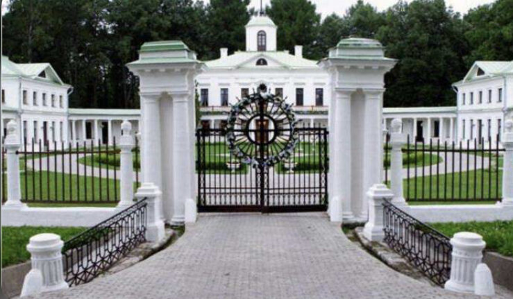 Усадьба является родовым гнездом Столыпиных-Лермонтовых. 