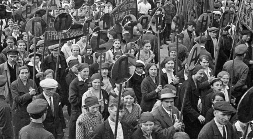 Первомайская демонстрация на Красной площади. Москва,1 мая 1932 года. Фото Б.В. Игнатовича. Главархив Москвы